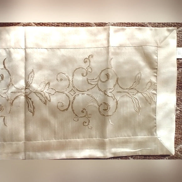 Table Runner NWOT - Picture 5 of 11